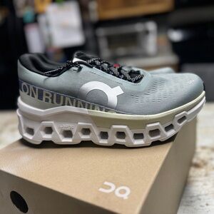 New in Box Women’s On Cloud Shoes Size 8.5 Mineral/Aloe Cloudmonster 2